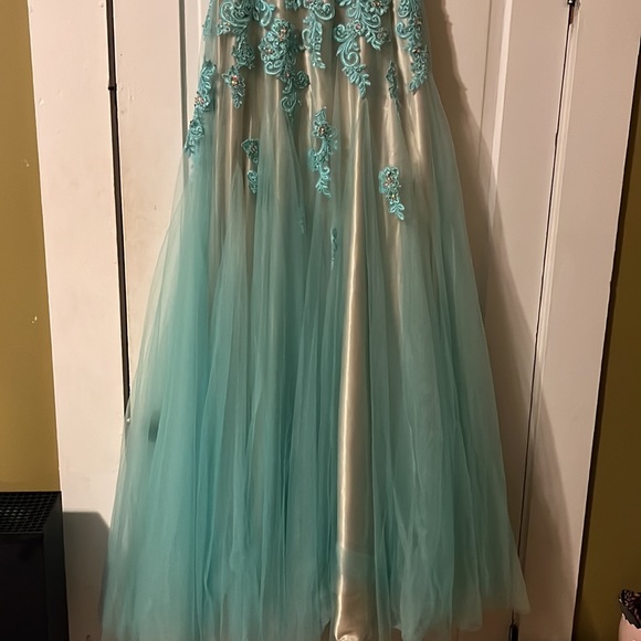 EVENT/PROM GOWN! - Picture 5 of 10